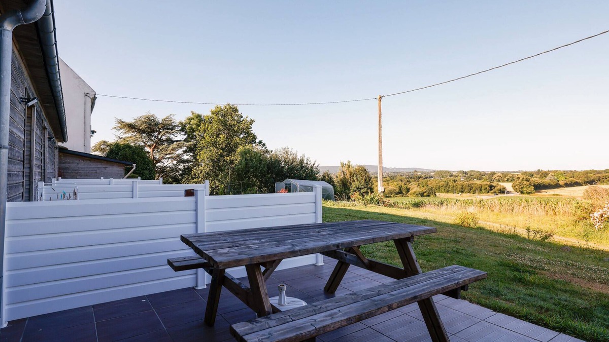 Cast House | Cottage 'Gite Penn Ar Bed' with Private Terrace, Shared Garden and Wi-Fi