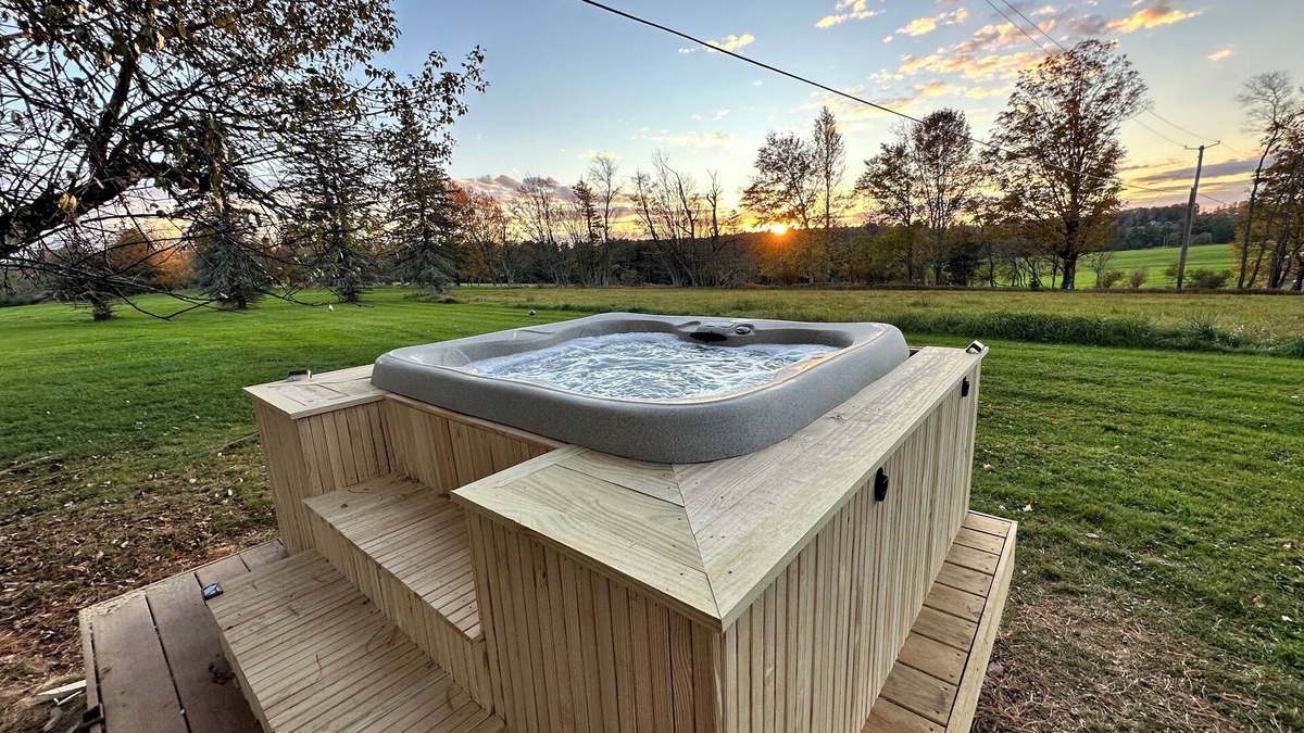 Swan Lake Cottage | Cottage Guesthouse in the heart of Bethel, with a private Hot Tub!