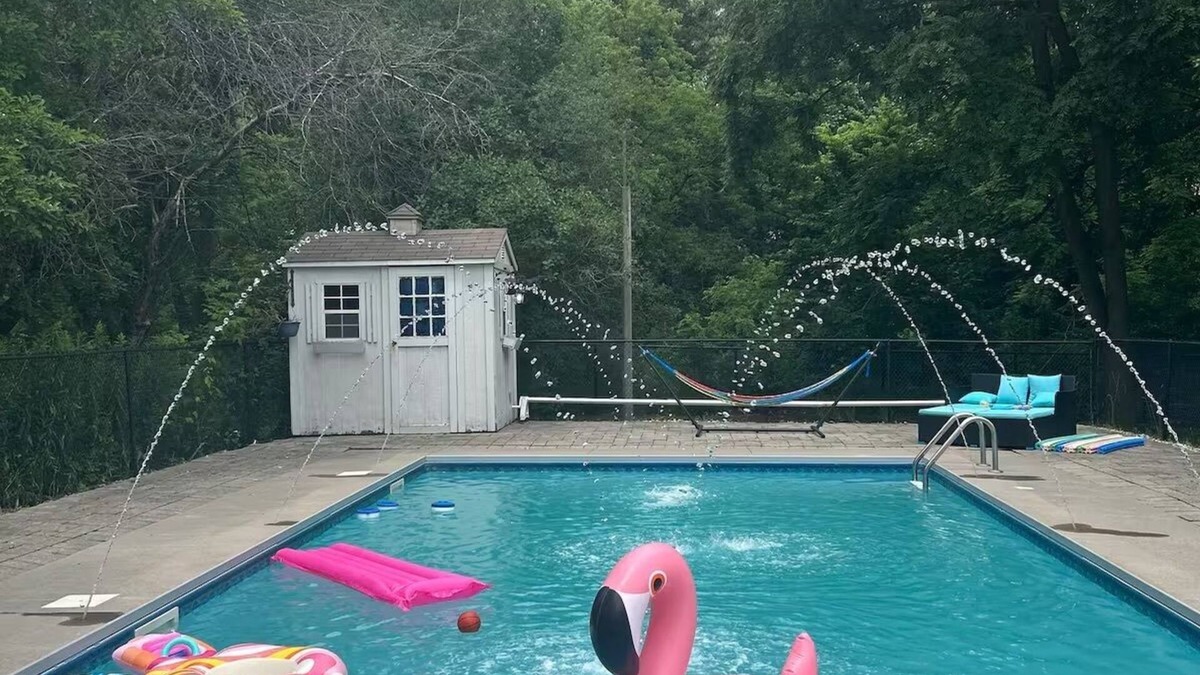 Richmond Hill Cottage | COTTAGE HOME WITH POOL IN RICHMOND HILL