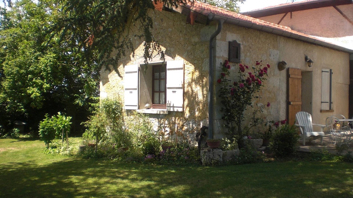 Beraut Apartment | Cottage in a farm with swimming pool located in a Park with century-old cedars.