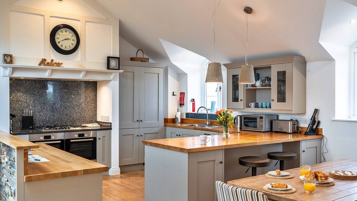 Ruan High Lanes House | Cottage in Cornwall with Sea Views & BBQ