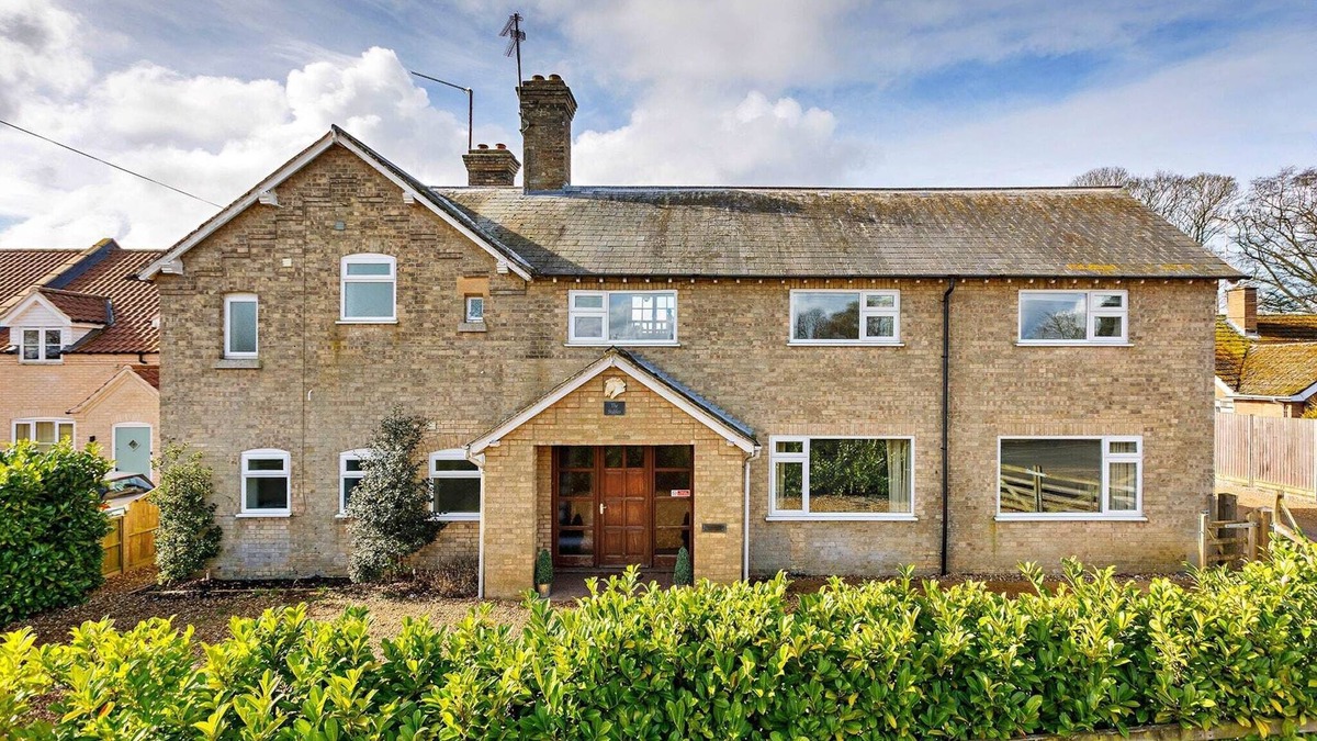 Tilney Fen End Cottage | Cottage in Crimplesham with Games Room & Garden