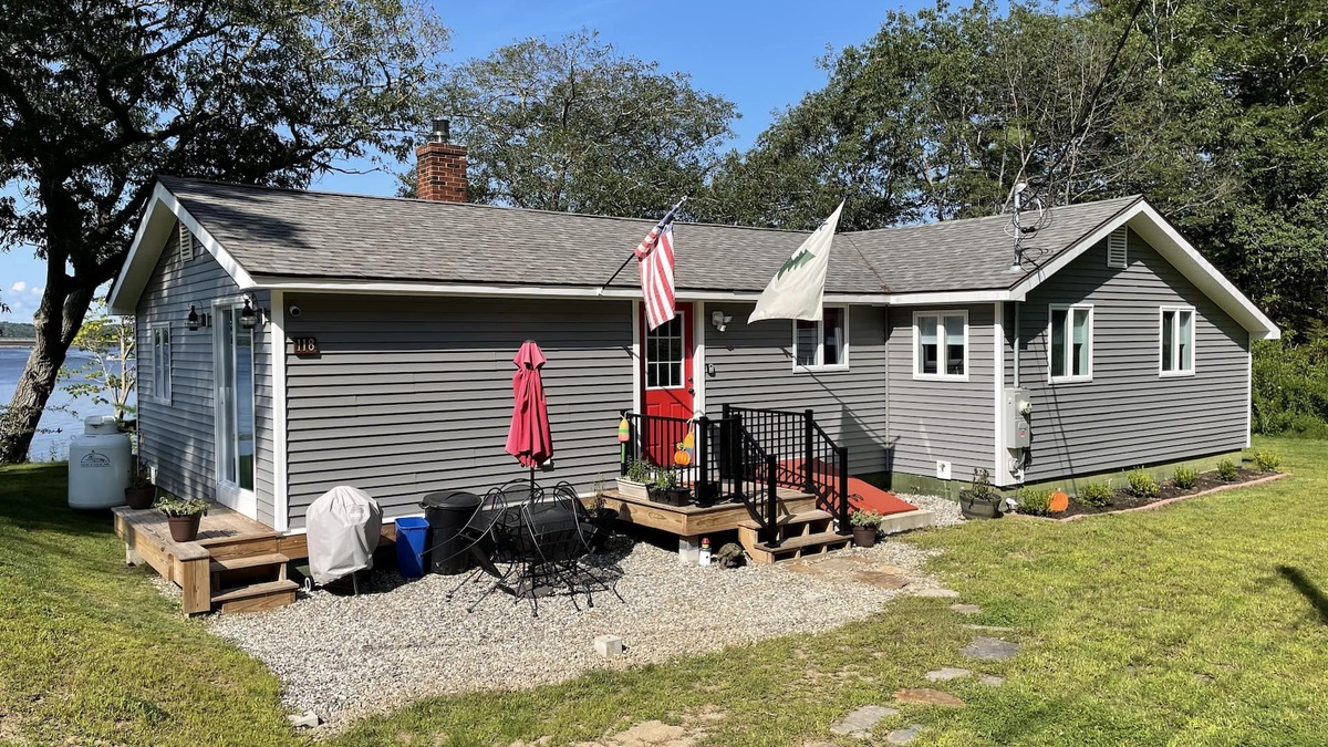 Edgecomb House | Cottage in Edgecomb - Waterfront Holiday Getaway
