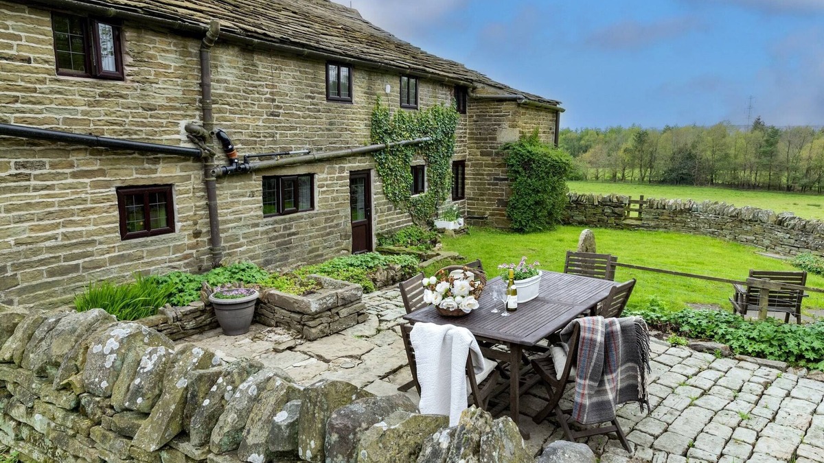 Bury Cottage | Cottage in Hawkshaw with Countryside Views