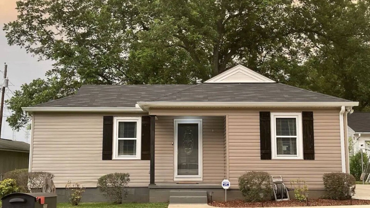 Northport House | Cottage in historic downtown Northport located just mins from the UA