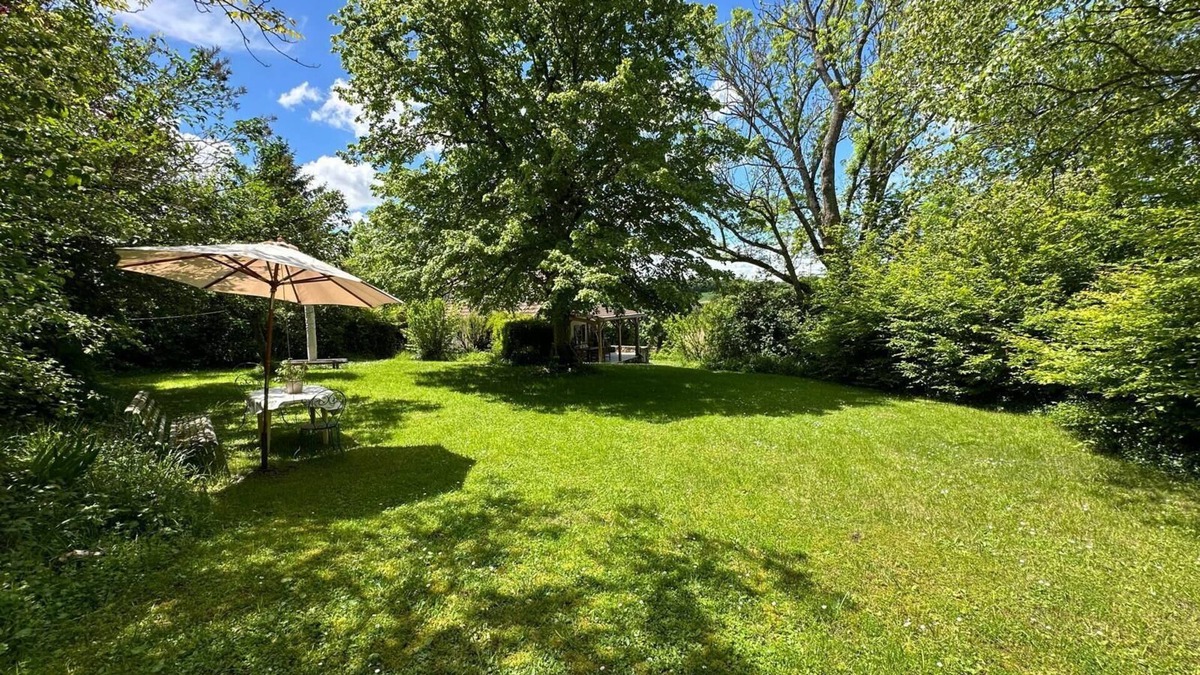 Montaigu-le-Blin Cottage | Cottage in Montaigu le Blin