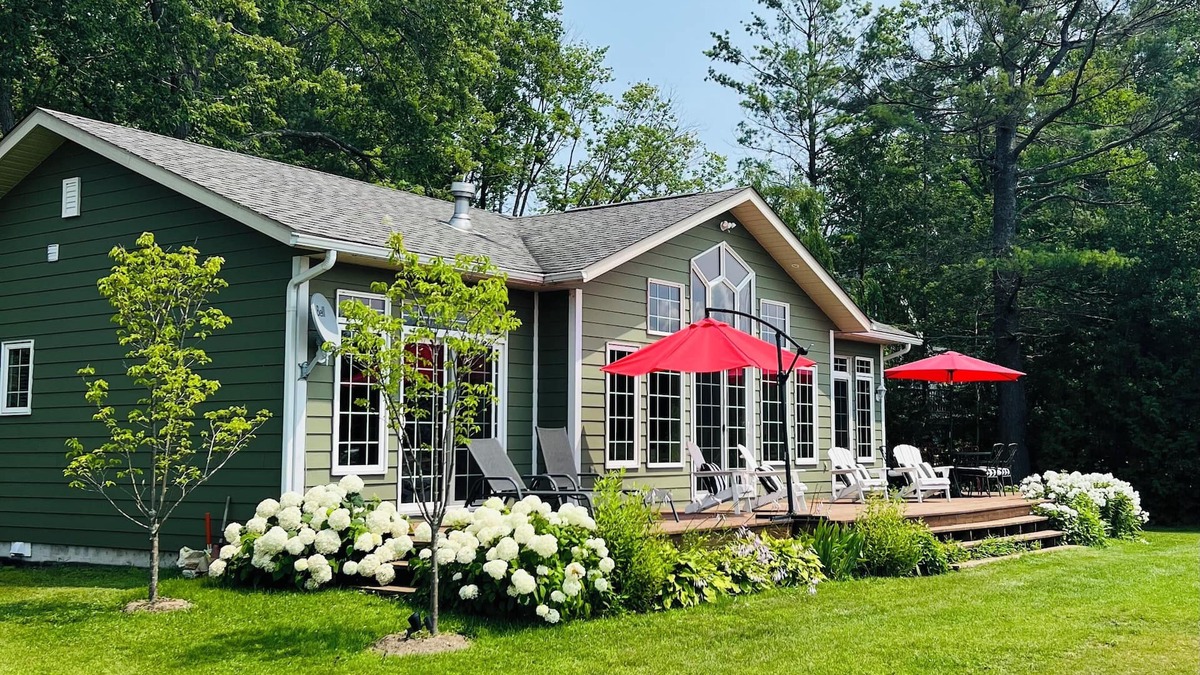 Honey Harbour Cottage | Cottage in Muskoka, Georgian Bay. 3 bed 2 bath with shallow entry beach