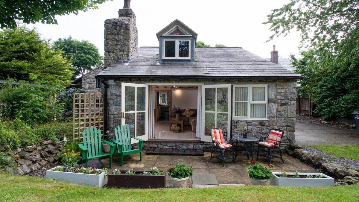 Pantymwyn Cottage | Cottage in Pantymwyn near Loggerheads Park
