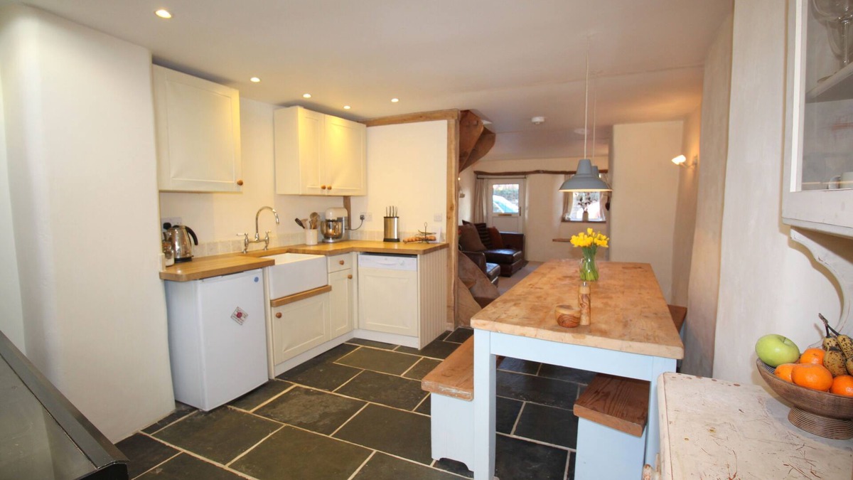 Kenn Cottage | Cottage in pretty village, easy access to Exeter, Torquay + coast + countryside