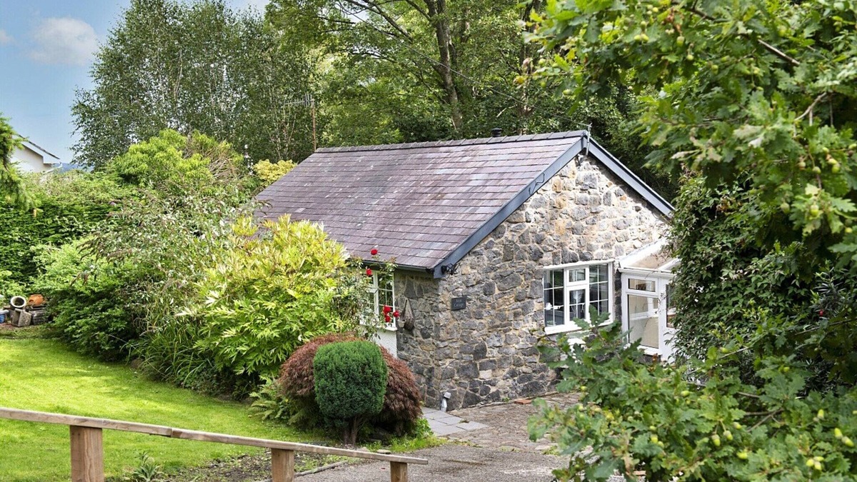 Rowen Cottage | Cottage in Rowen by River & Pet-Friendly Trails