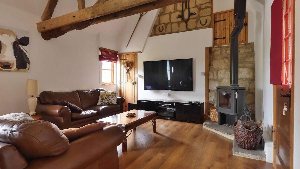 North Marston Cottage | Cottage In Rural Village Location Near Aylesbury & Milton Keynes With 65" TV