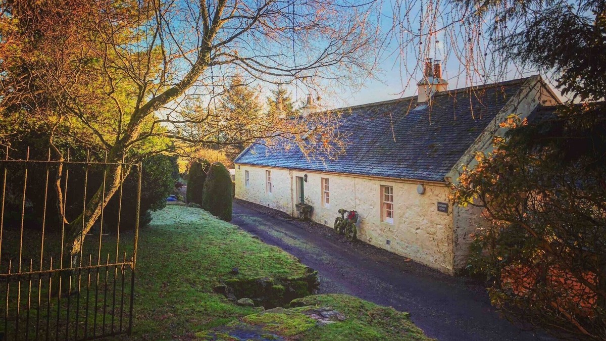 Lochwinnoch Cottage | Cottage in the Glen - Breathtaking secluded Cottage with Hot Tub