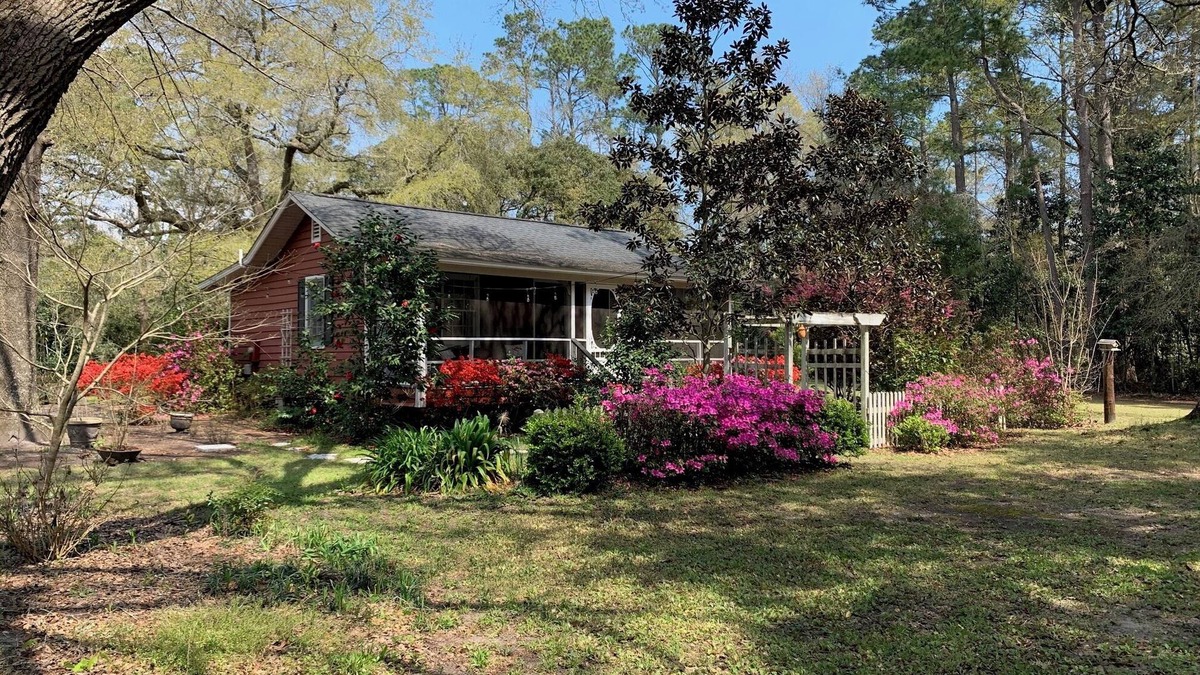 Lincolnville House | Cottage in the Oaks is a restored Historical Cottage from the late 1800’s