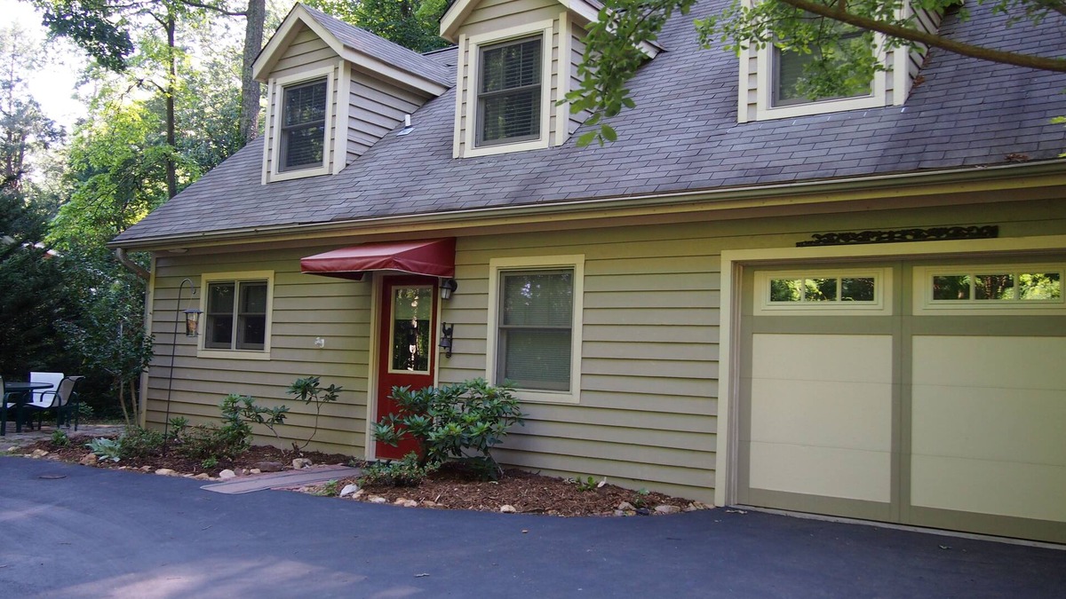 Royal Pines House | Cottage in the Shade, Private and Convenient