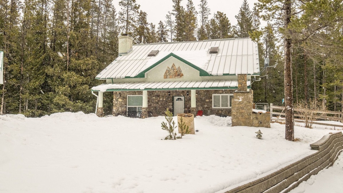 Alberta Cottage | Cottage in the woods