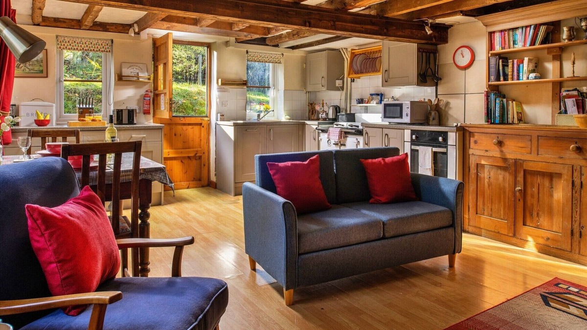 Tirabad House | Cottage in Wales near Glyndwr’s Way