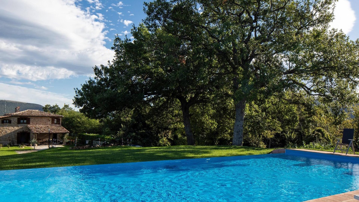 Castelraimondo House | Cottage Nasca – History, Landscapes, and Pool