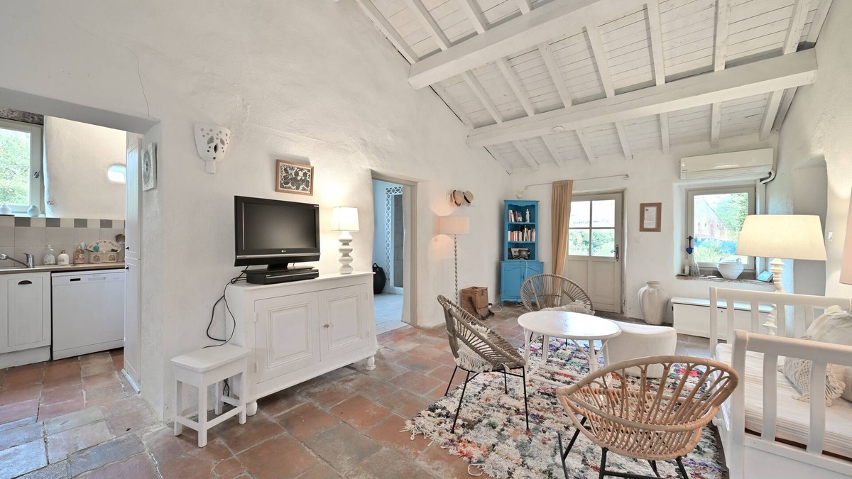 Pech-Luna House | Cottage 'La Maison D'amis Du Chateau' with Shared Pool, Wi-Fi and Air Conditioning