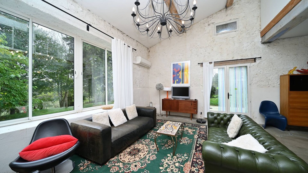 Pech-Luna House | Cottage 'La Maison De Famille Du Chateau' with Shared Pool, Wi-Fi and Air Conditioning