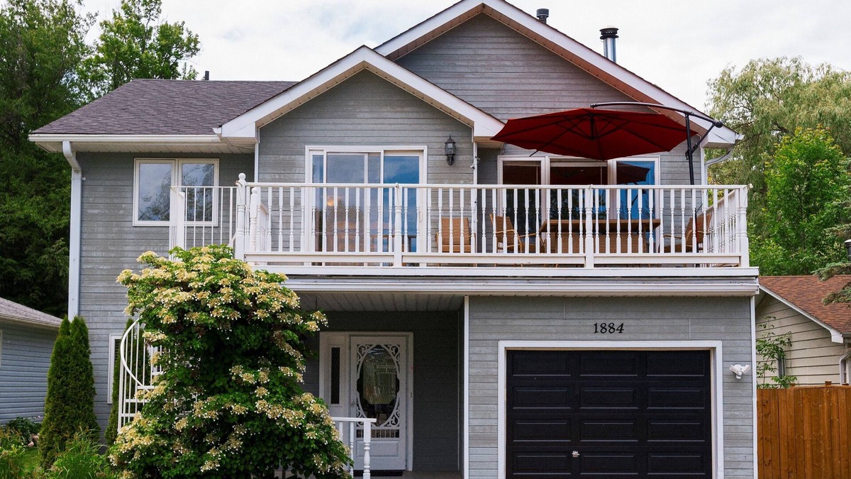 Alcona House | Cottage/Lake Simcoe/Innisfil/5 Bedrooms/10 Guests