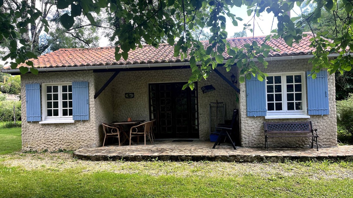 Varaignes Cottage | Cottage 'Le Pêcheur' with Lake View, Shared Pool and Private Terrace