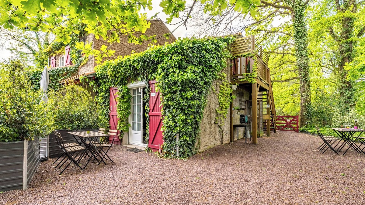 Bouaye House | Cottage 'Les Gîtes Du Robelier - L'étang' with Private Terrace, Shared Garden and Wi-Fi