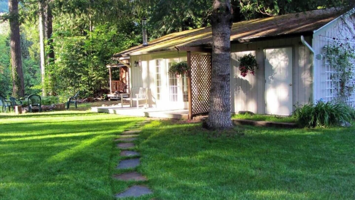 Tanner Cottage | Cottage Located Directly On The River