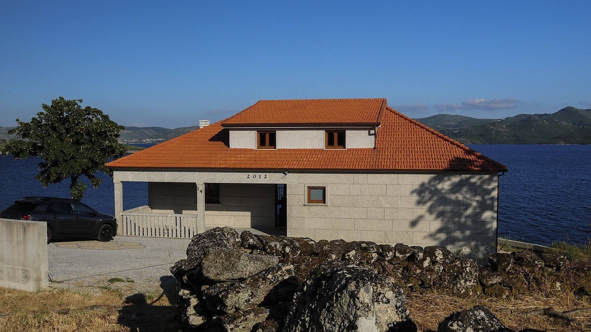 Viade de Baixo House | Cottage located ten meters from the high Rabagão dam with three bedrooms.