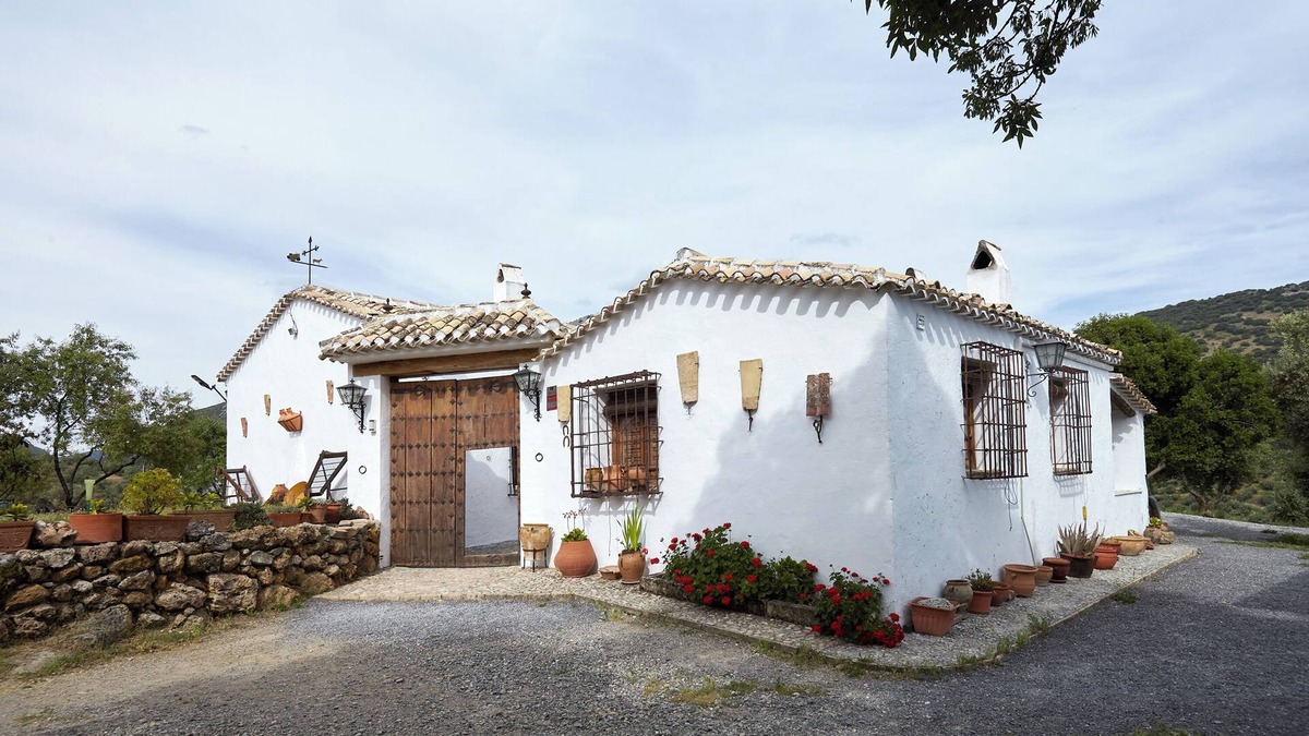 Castillo de Locubin Cottage | Cottage 'Majolero 1' with Mountain View, Wi-Fi and Air Conditioning