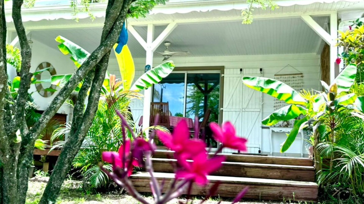 Saint-Pierre Cottage | Cottage Majo Lounge located in Saint Pierre in a tropical garden 5min from the sea