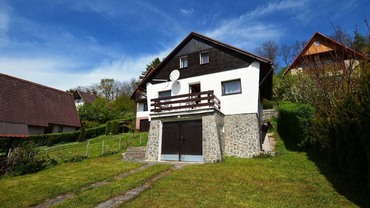 Pocedelice House | Cottage near River Ohre with Garden