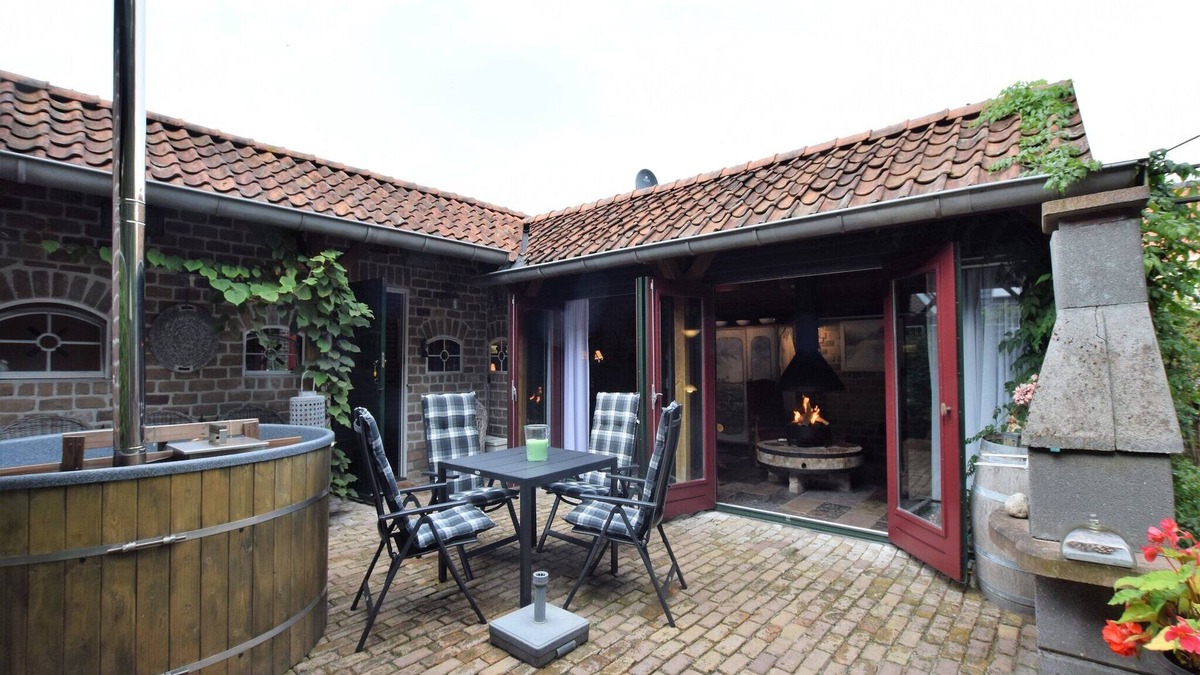 Musselkanaal House | Cottage near Bourtange with Hot Tub