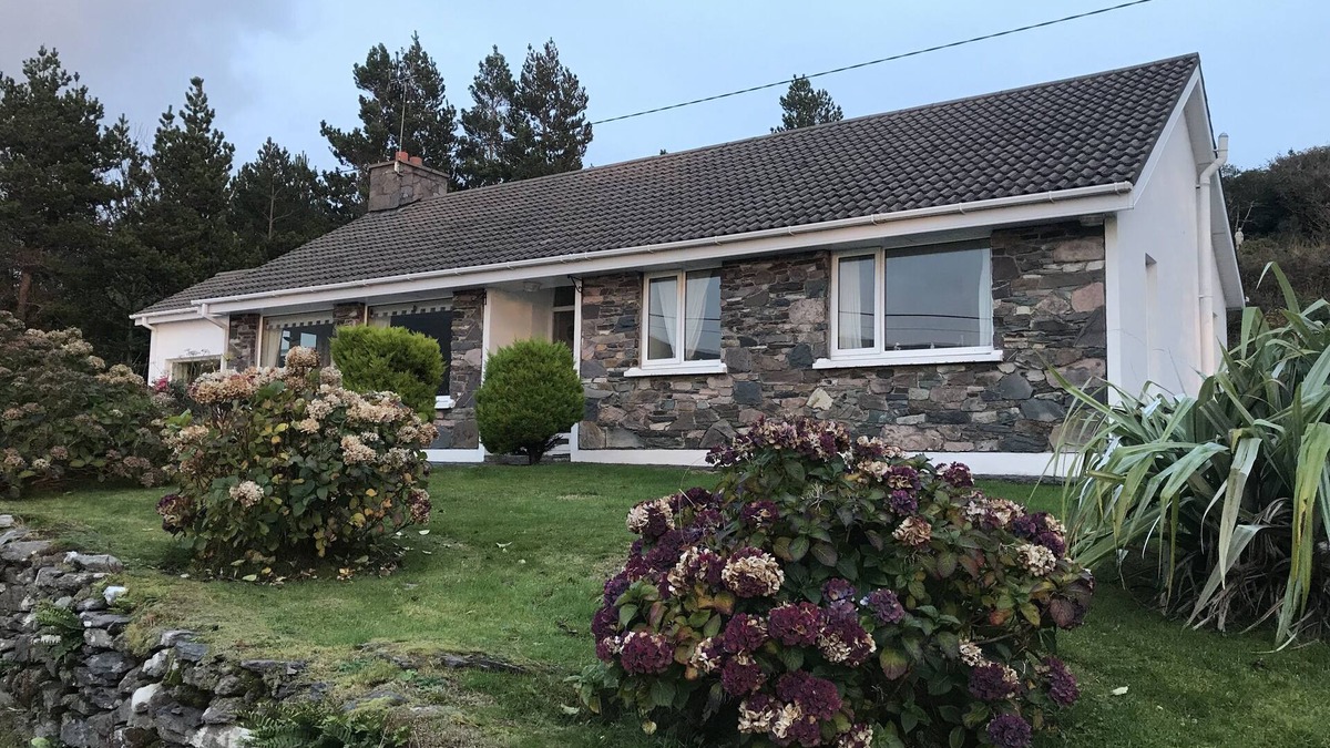 Derrynane House | Cottage near the beach with sea views