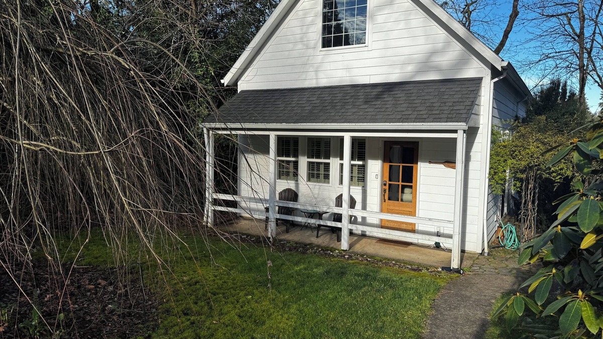 Marylhurst House | Cottage next to historical home in Lake Oswego