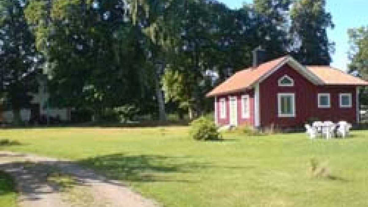 Motala House | Cottage on a farm by Lake Vättern