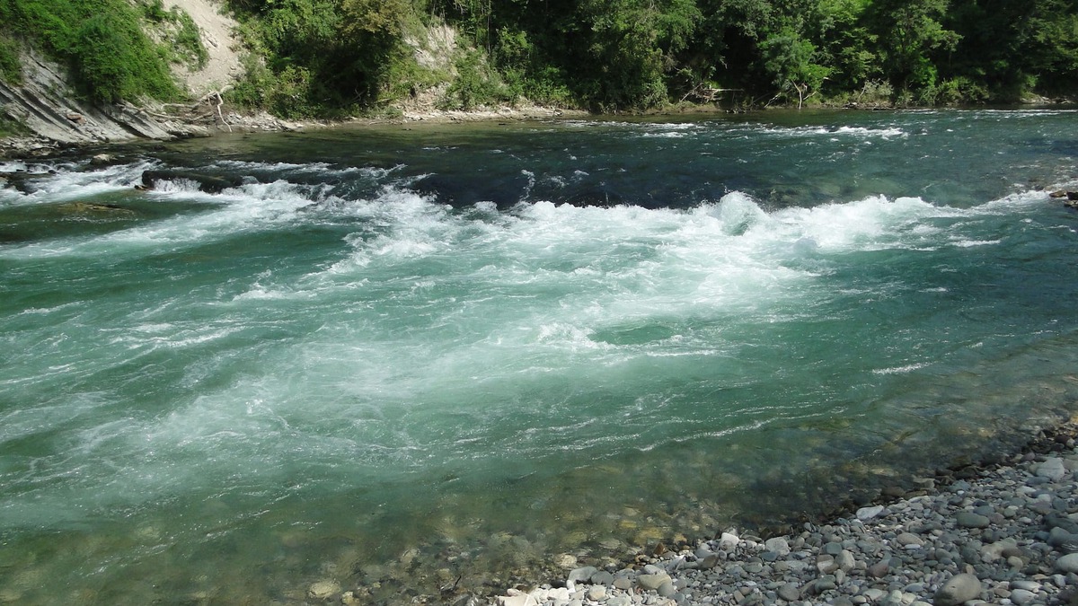 Barraute-Camu House | Cottage on a river, beach + pool