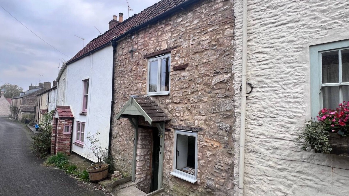 Nunney House | Cottage on Brook -> Castle, Walks, Shop & Cafe