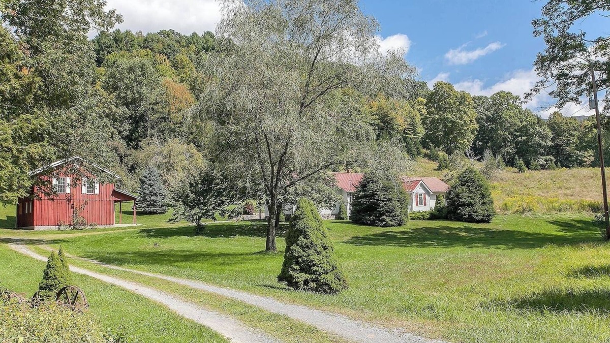 Damascus House | Cottage on Creeper Trail with Wide Open Acreage
