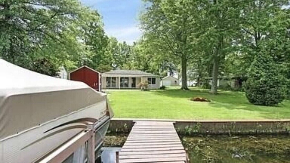Newaygo Cottage | Cottage on Croton with a hot tub!