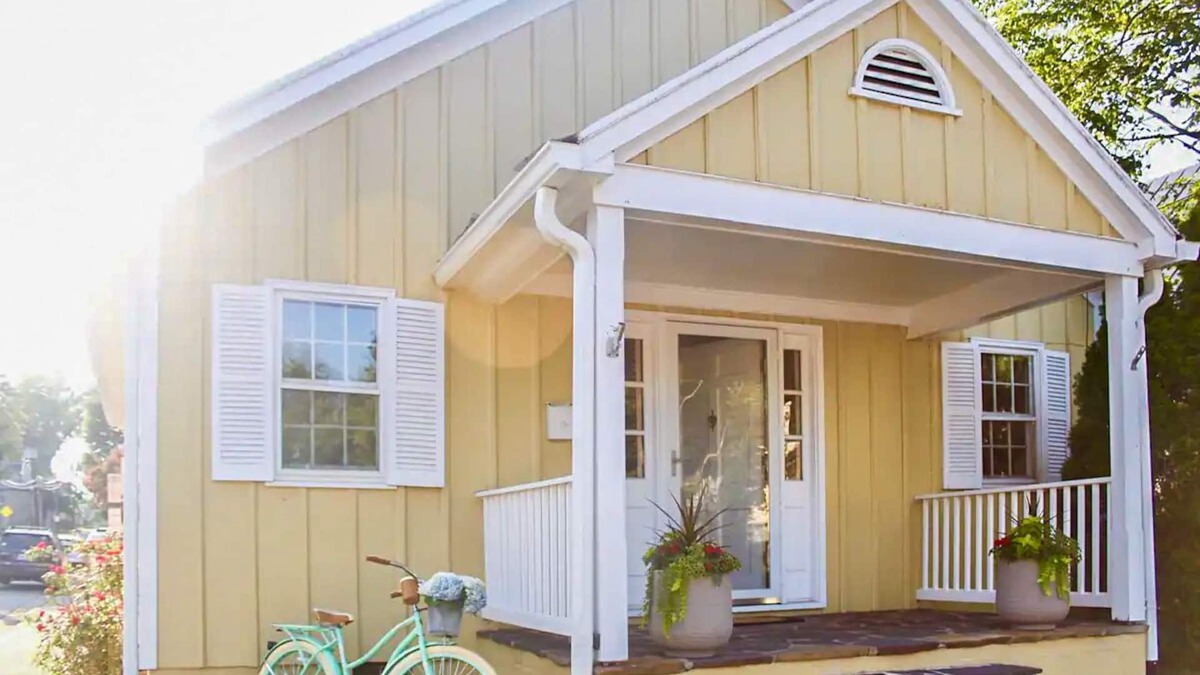 Leesburg's Old and Historic District House | Cottage on King | Charming Historic Leesburg Home