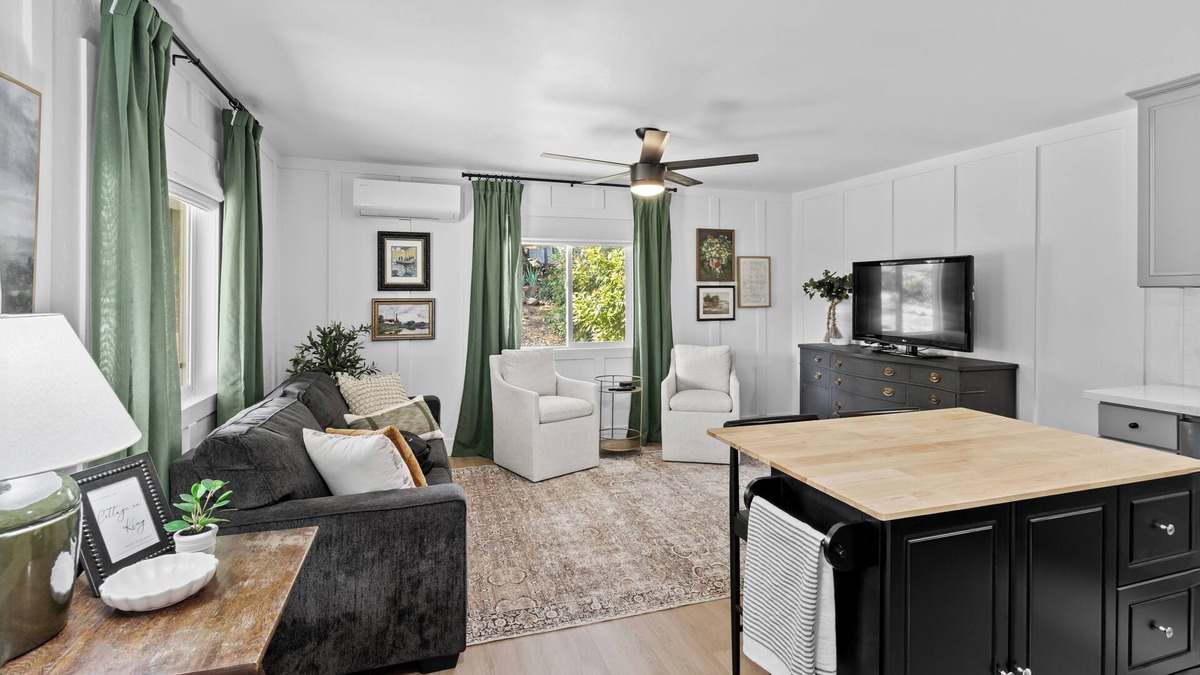Loomis Cottage | Cottage on King: Stylish and comfortable in the country!