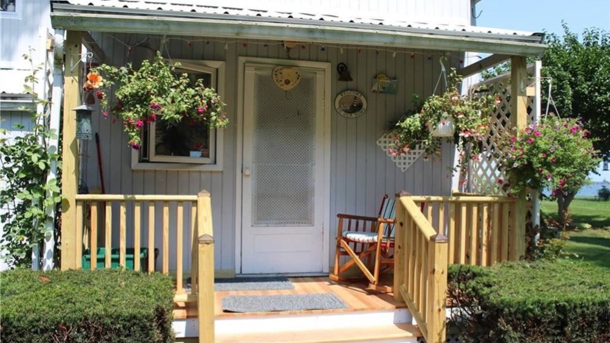 Waterport House | Cottage on Lake Ontario with extra charm and character!