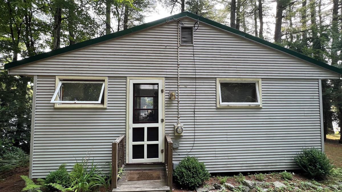 Williamsburg Cabin | Cottage on motorboat-free Lake. Swim, Fish, Canoe in the Pioneer Valleyn