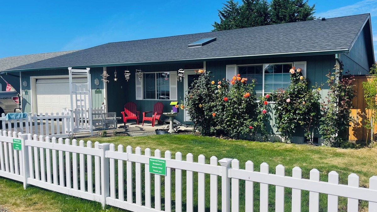 Nehalem Cottage | Cottage on Nehalem Bay, dogs welcome, fire pit, hot tub, 5 min- Manzanita beach
