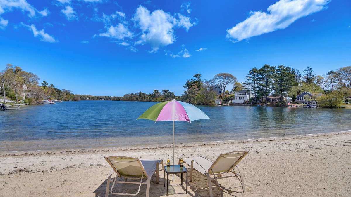 White Island Shores Cottage | Cottage on Private Pond w/Beach in Wareham