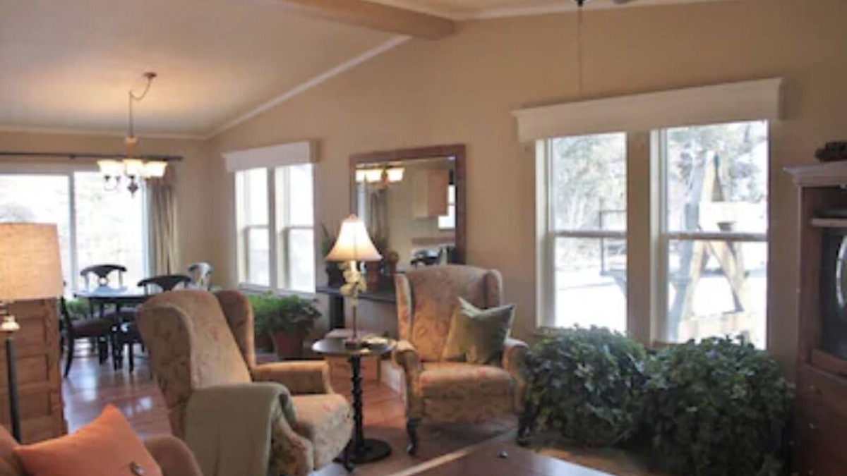 South Fork Cottage | COTTAGE ON THE CREEK VACATION RENTAL. Sleeps 4. Beautiful views. Riverside deck. Fishing.
