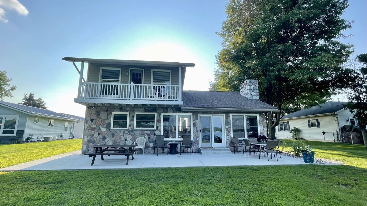 White Pigeon Cottage | Cottage on the lake 20 minutes to Shipshewana