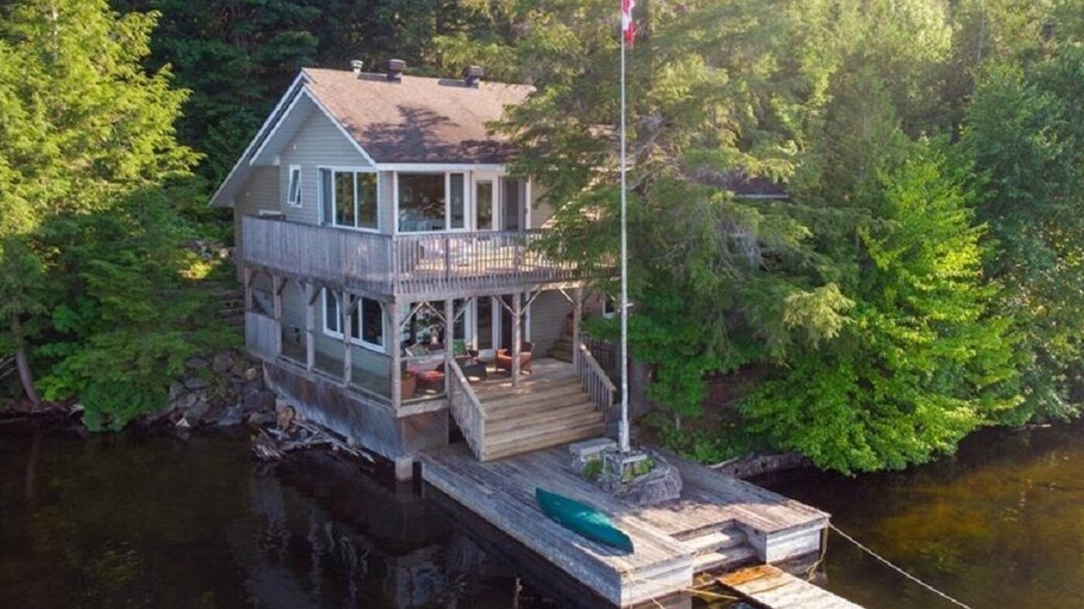 North Kawartha Cottage | Cottage on the lake! Beautiful 4 bedroom + 3 bath!