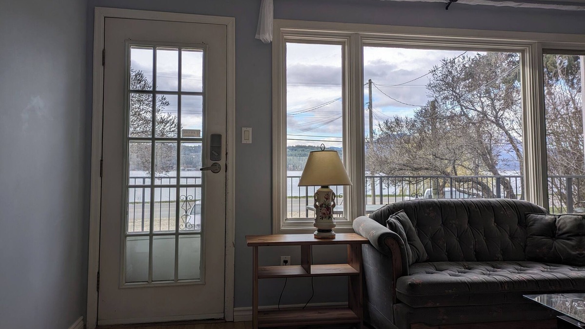 Tappen House | Cottage on the lake in the Shuswap - private beach - buoy for boat available