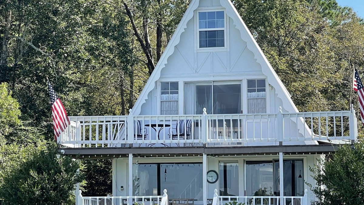 McNeill Cottage | Cottage on the Lake